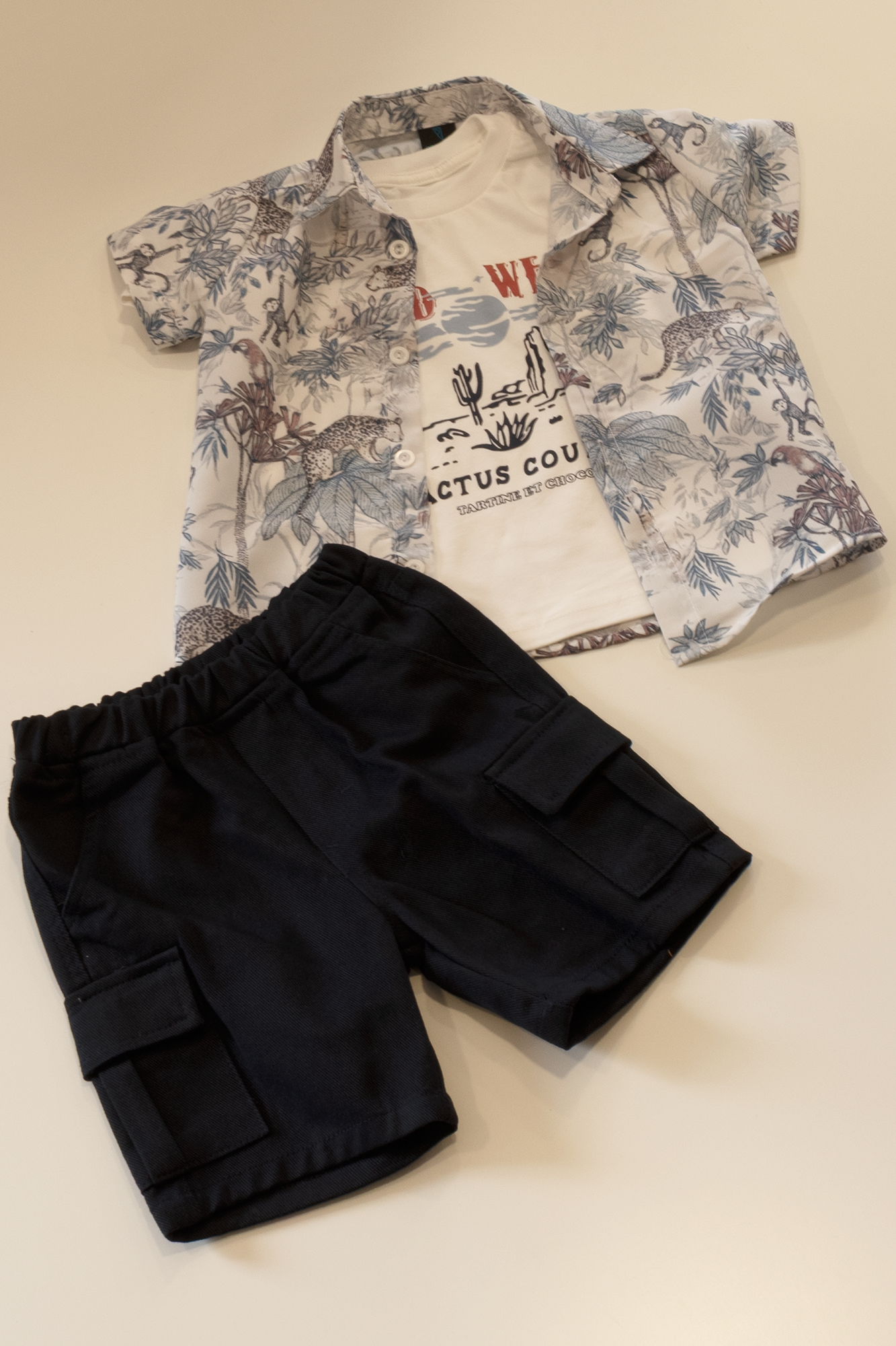 055 Σετ πουκάμισο με tshirt και καργκο σορτς - Image 1