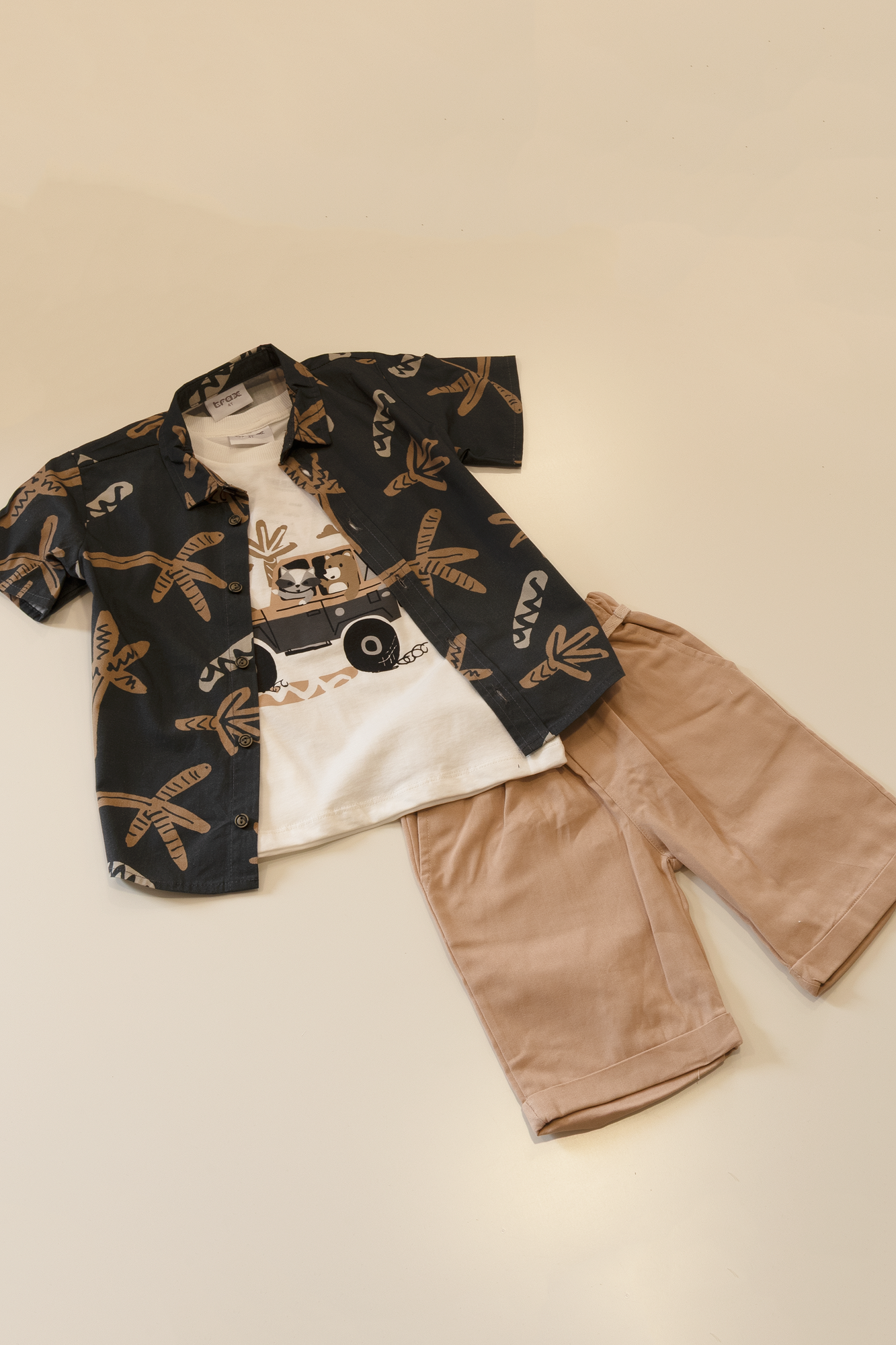 057 Σετ με πουκαμισο- tshirt και βερμούδα. - Image 1